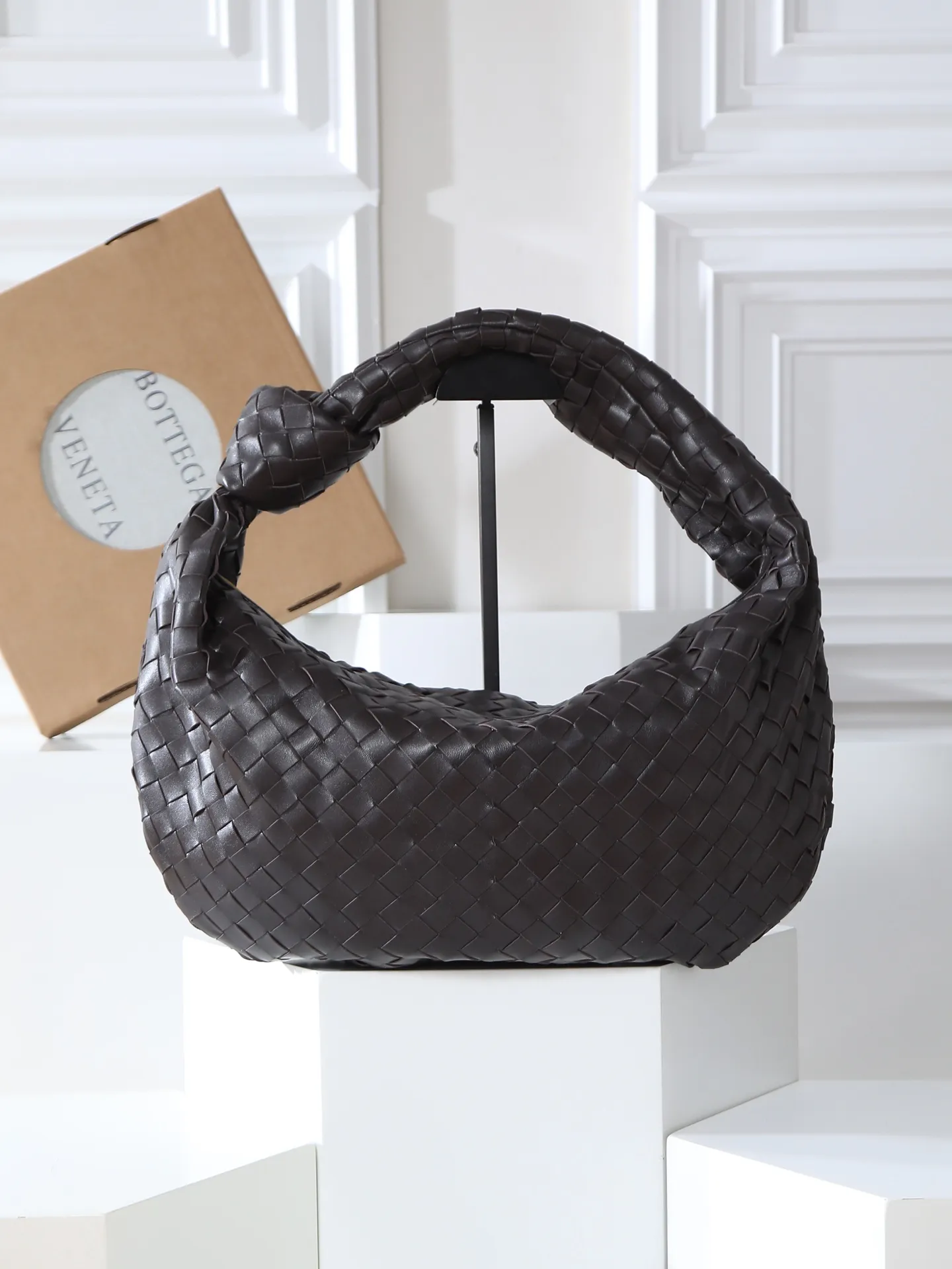 1280. 🥇 𝗝𝗢𝗗𝗜𝗘# Street style’s new favorite fashionable large size 𝙟𝙤𝙙𝙞𝙚 It’s coming, it’s coming, it’s really coming! I always felt that knitting was old-fashioned, until I met it - 𝙟𝙤𝙙𝙞𝙚, I realized that the original classic knitting elements and the new knot element design can be so fashionable! I have to admire your design talent! Large capacity to meet daily needs! Fashionable and versatile, it’s perfect for concave shapes, take it out to hit the streets! Size: 48*40*16cm Style No. #600261